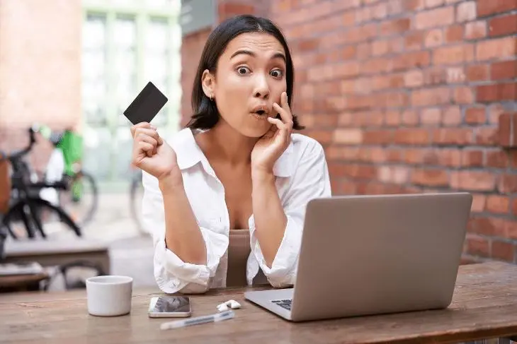 Kartu Kredit Travel vs Kartu Kredit Cashback: Mana Lebih Worth It?